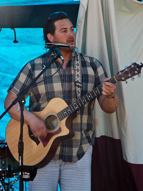 389701_598859383471315_1683237052_n